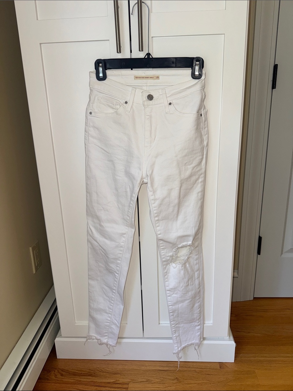 Levi’s White Ripped High-Rise Women's Skinny Jeans